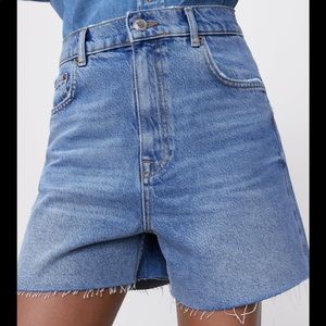Zara The 90s Short in Medium-Light Wash